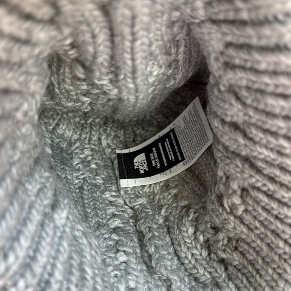 New!🍁The North Face Women's Oh Mega Fur Pom Beanie Light Grey Heather - Picture 5 of 6